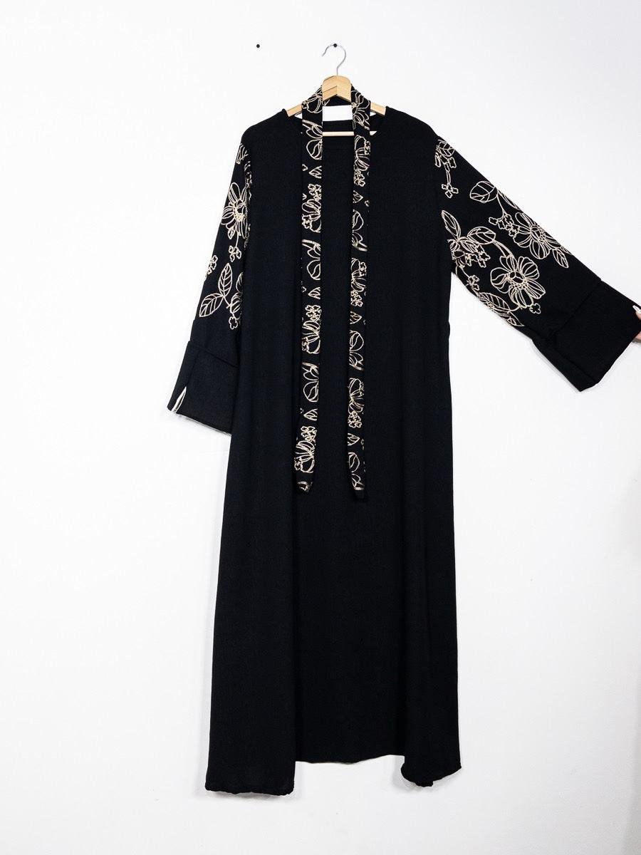 Ensemble Abaya – Noir & Crème avec Broderies Florales Orientales – Image 2