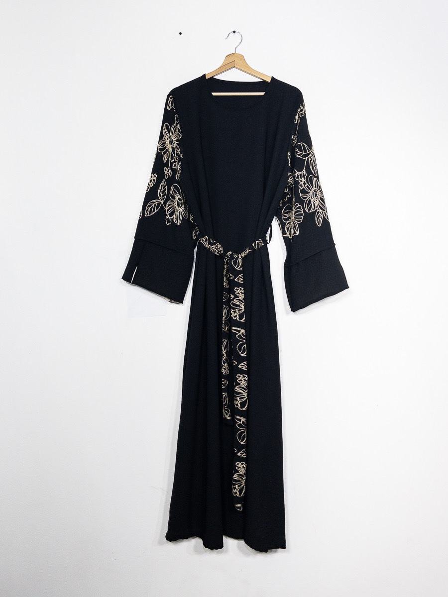 Ensemble Abaya – Noir & Crème avec Broderies Florales Orientales – Image 5