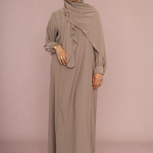 Abaya Élégance en Soie de Médine – Taupe & Finitions Dorées (Foulard Inclus)