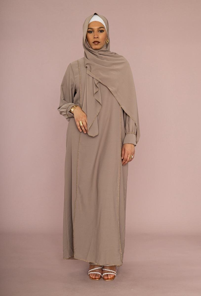 Abaya Élégance en Soie de Médine – Taupe & Finitions Dorées (Foulard Inclus)