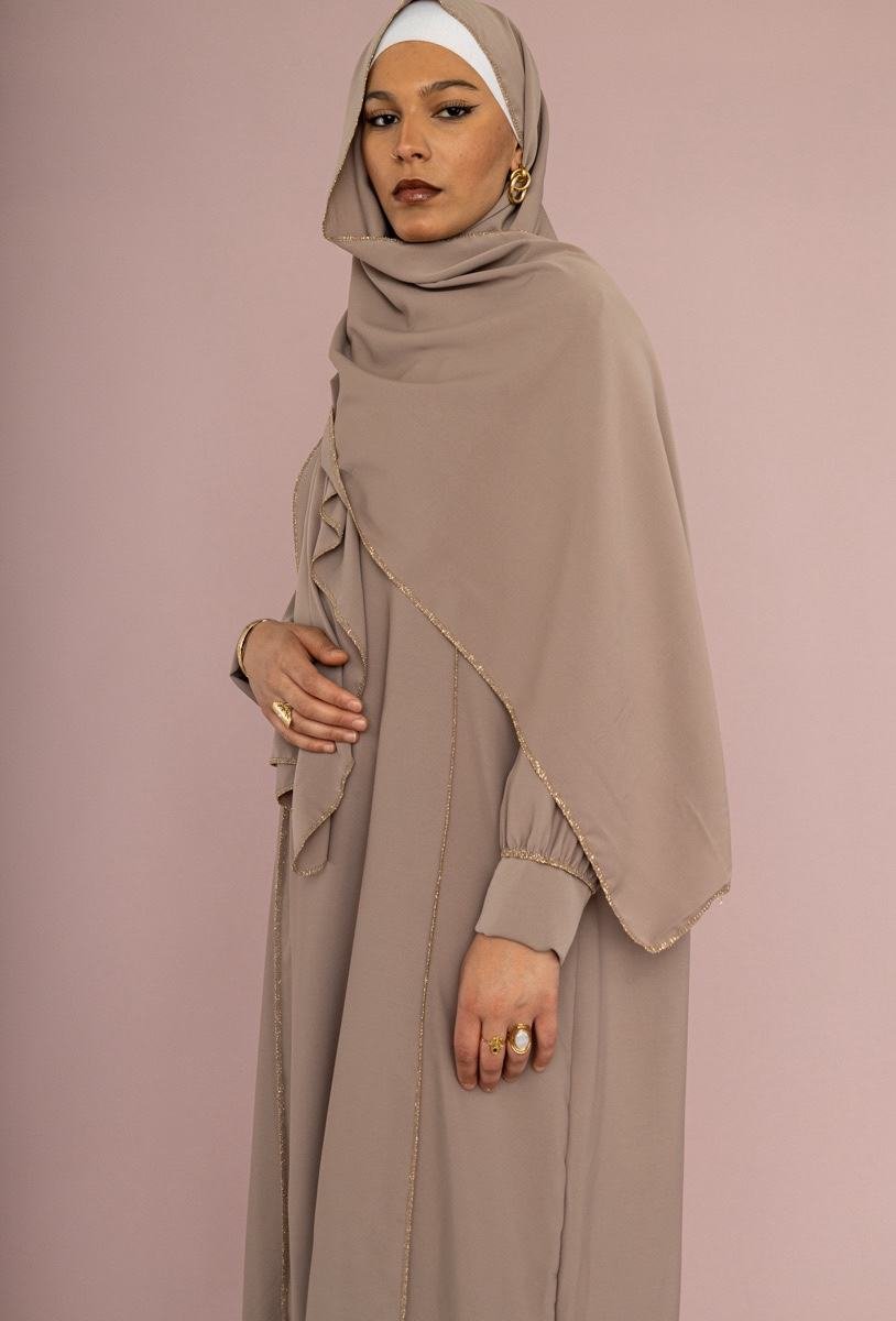 Abaya Élégance en Soie de Médine – Taupe & Finitions Dorées (Foulard Inclus) - Image 2