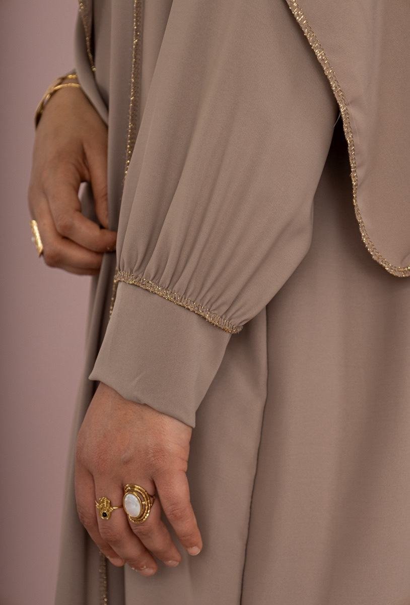 Abaya Élégance en Soie de Médine – Taupe & Finitions Dorées (Foulard Inclus) - Image 3