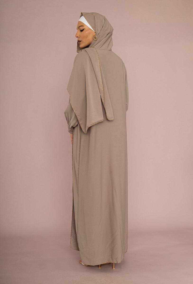 Abaya Élégance en Soie de Médine – Taupe & Finitions Dorées (Foulard Inclus) - Image 4